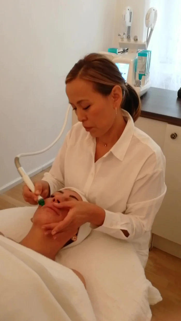 Aqua Faceal Gesichtsbehandlung